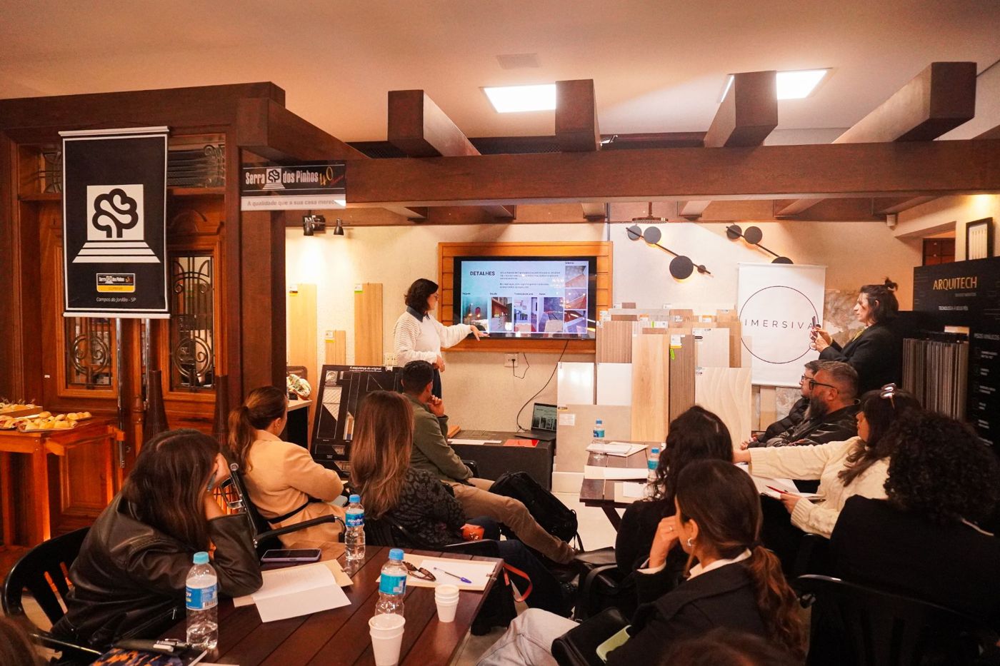 Juliana apresentando à turma no Serra dos Pinhos