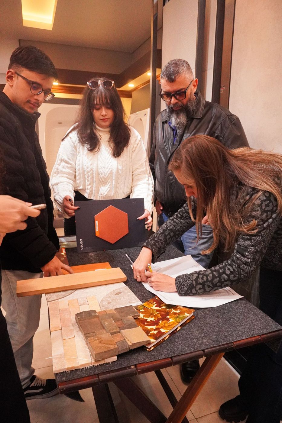 Participantes analisando amostras de materiais em uma mesa